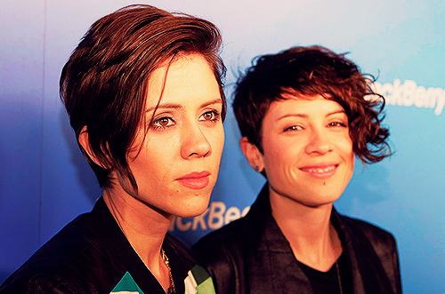 canadianheartthrobs-blog:  Tegan & Sara | BlackBerry Launch Party  o my god 