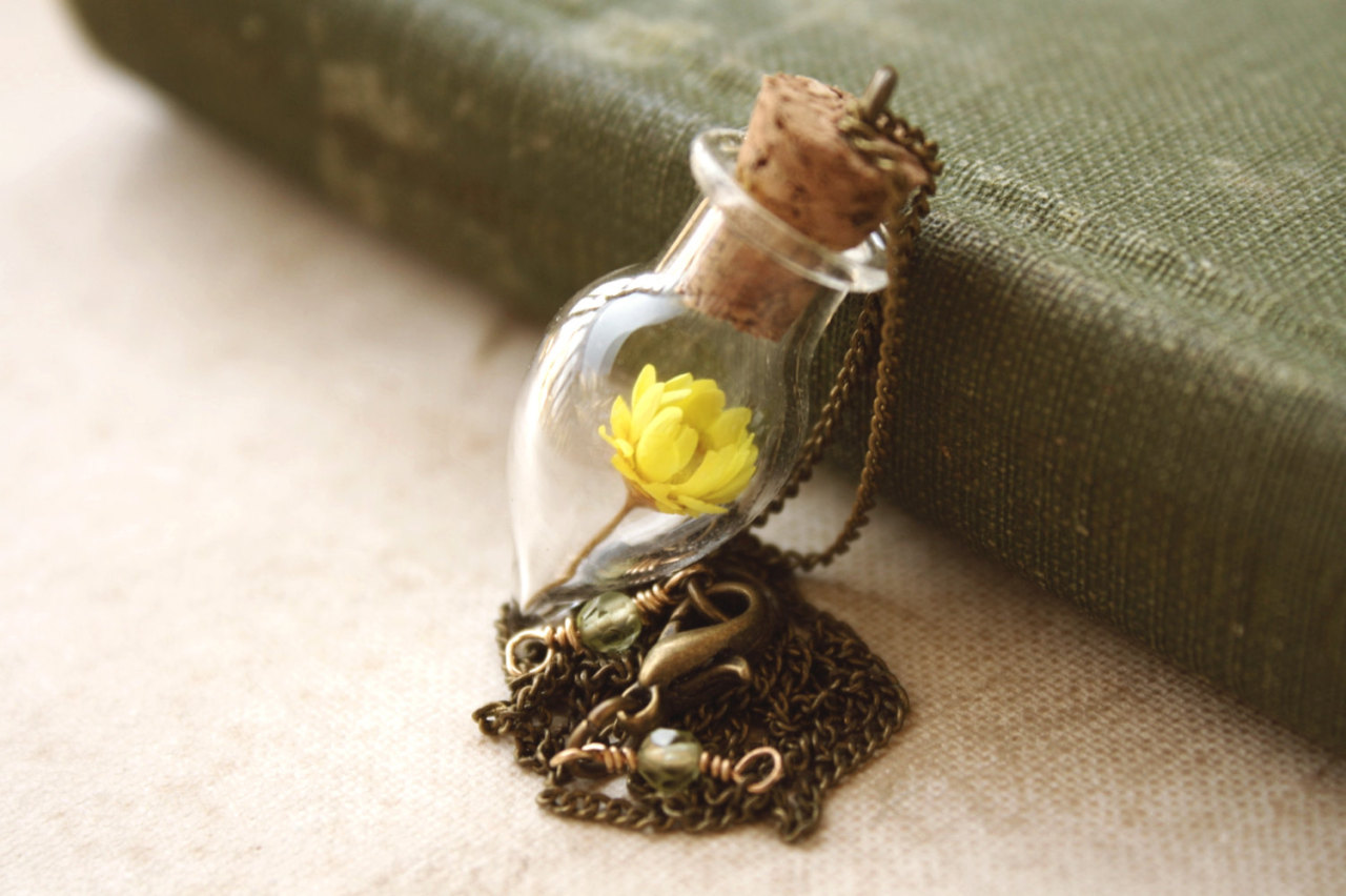 wickedclothes:  Daisy In A Bottle Necklace Inside of this glass vial is a tiny daisy.