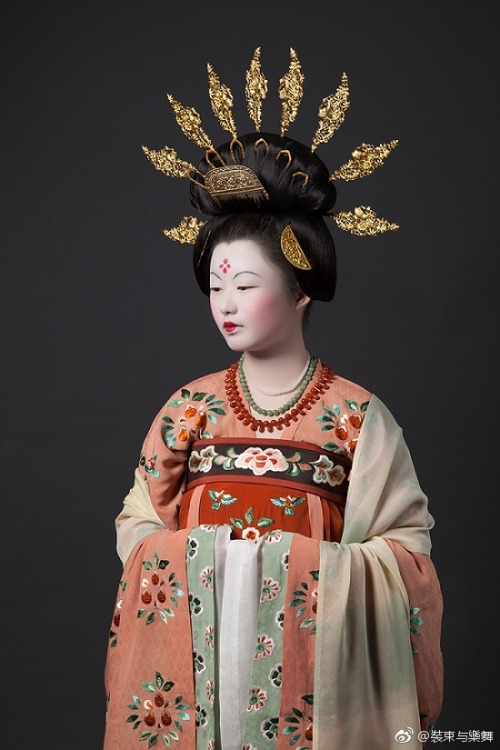 dressesofchina: Recreated Tang Dynasty looks. Tang dynasty had some outrageous hairstyles (but not a