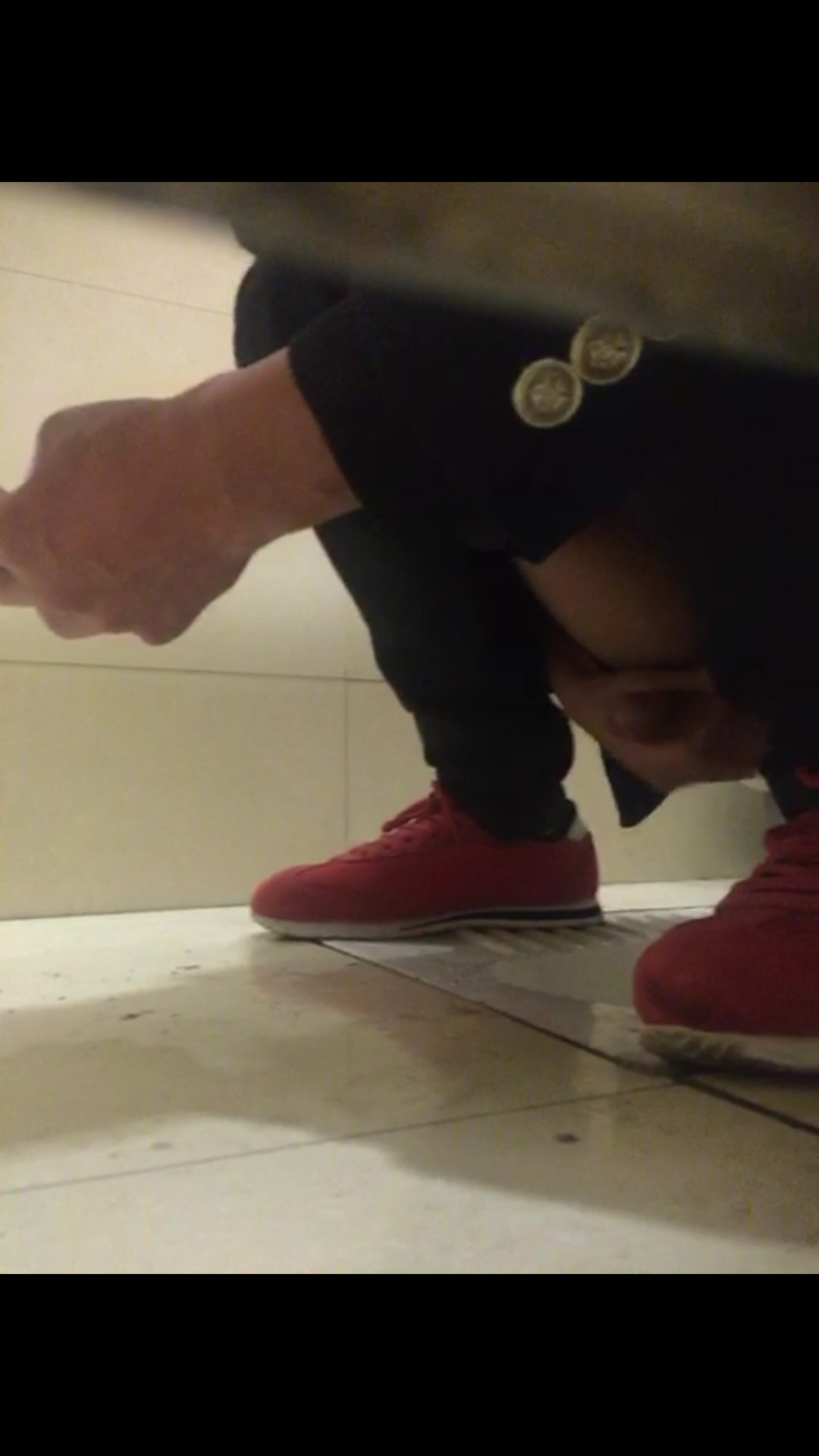 stickyexpress:  Cute Asian guy mobile porning in the next cubicle. 