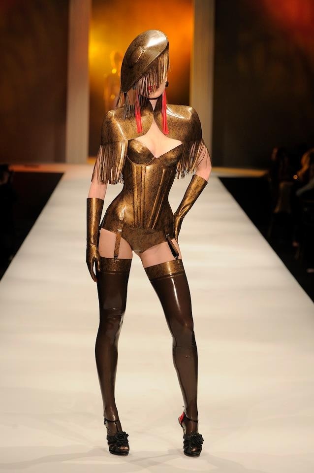 la-musemalade:  Atsuko Kudo Latex. A fully gold lace printed outfit turned heads