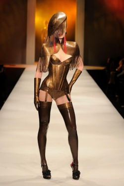 La-Musemalade:  Atsuko Kudo Latex. A Fully Gold Lace Printed Outfit Turned Heads