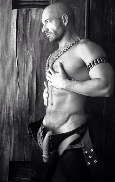freakshow4fun:  That’s a long cock. So hot.