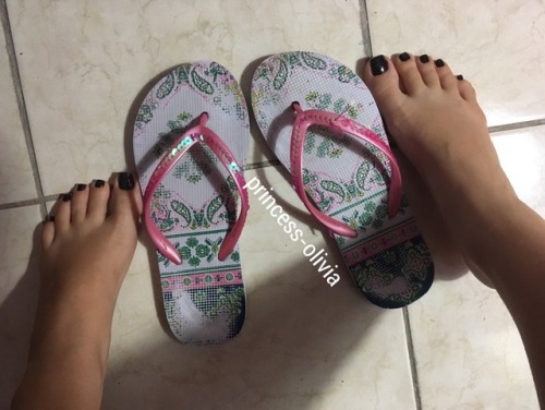 princess-olivia: How my flip flops be looking so far