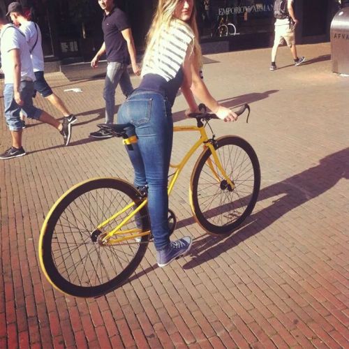 lacletaoficial: mooiefietsennicebikes: Van hulsteijn girl Coquetona! ;)