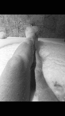 simplyblackandwhiteerotic:  Fiancés amazing legs taken for me while away on a work trip……sure wish I was there!!!   Thanks for the submission. simplyblackandwhiteerotic 