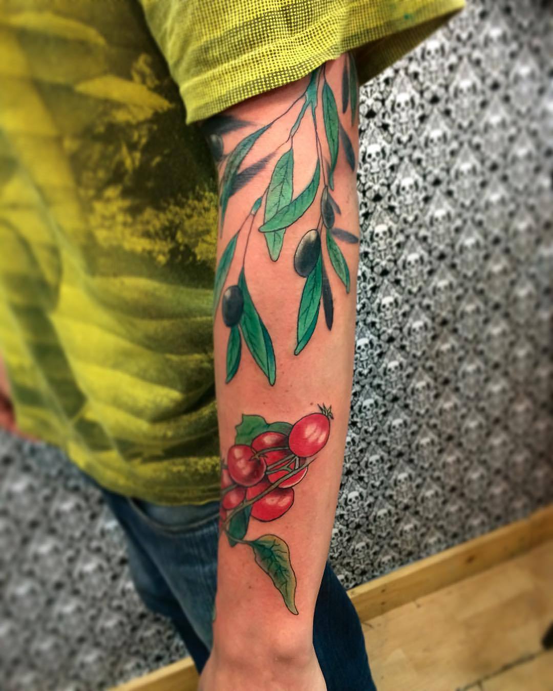 💀✖️primera sesión de tatuaje al pana @tonos.carlos rama de tomates cherry
