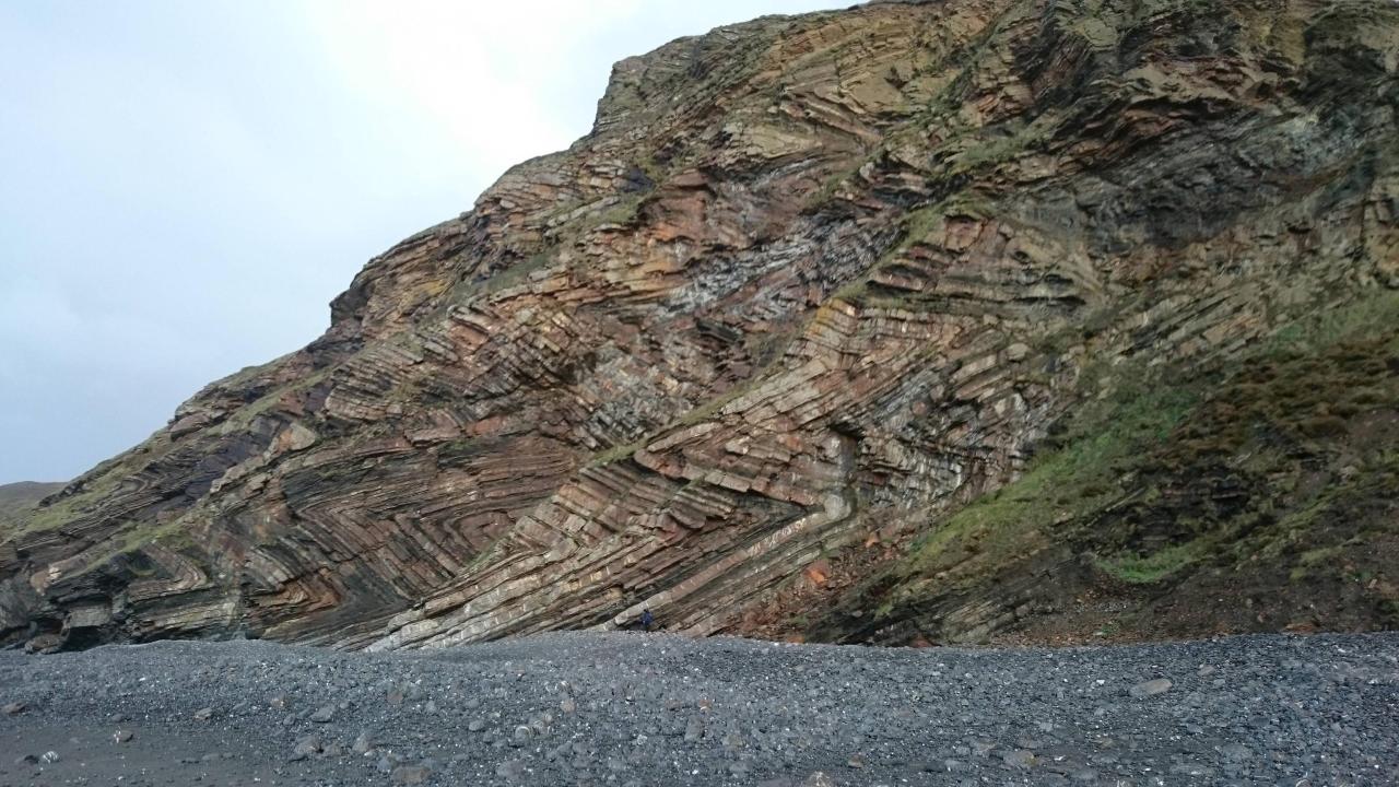 ifuckingloveminerals:  Chevron folds with flat-lying axial planes, Millook Haven,
