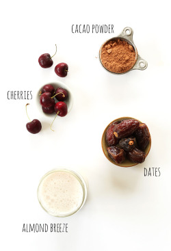 foodffs:  CHOCOLATE CHERRY ALMOND MILK  Really