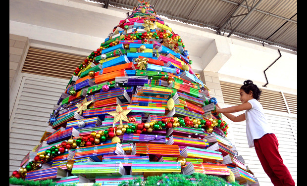 laurajmoss:  I can think of no better Christmas tree than a book Christmas tree.