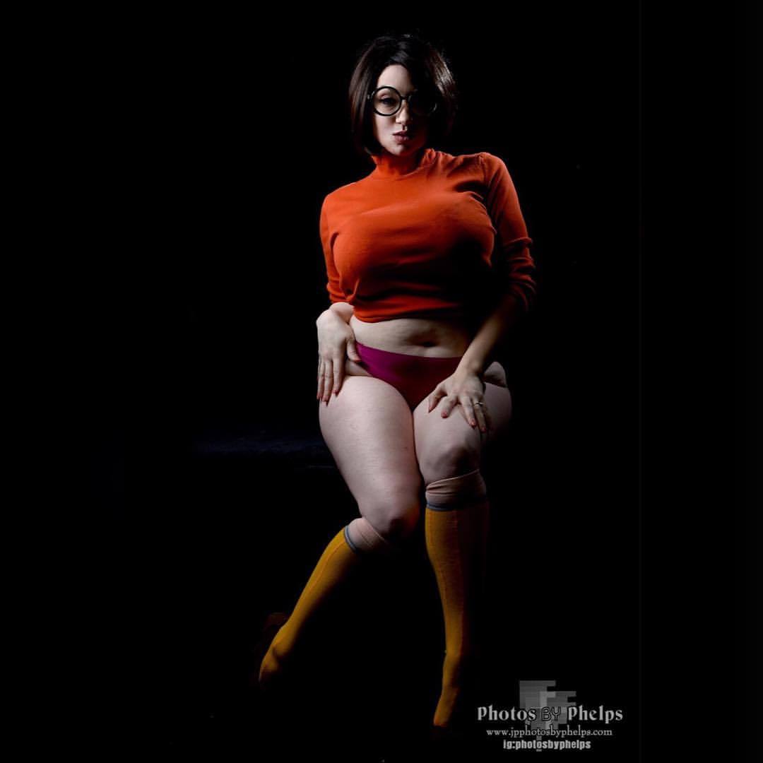 Lolita  @la.la.lolita  embraces her inner geek as Velma from Scooby Doo&hellip;