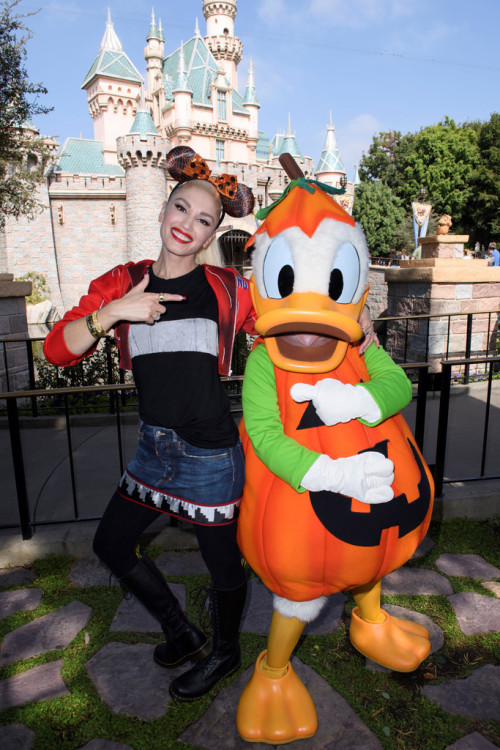 justnodoubt:Gwen Stefani Celebrates Halloween Time With Donald Duck at Disneyland, 12th October 2016