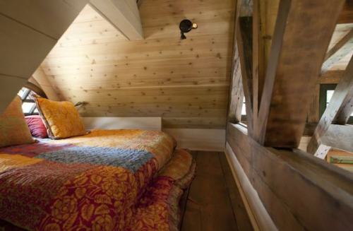 balusgirl:  briuniverse:  simplefascination:  450 Sq. Ft. Small Mountain Cottage | Tiny House Pins  