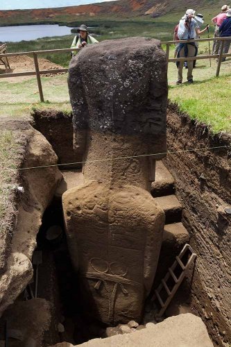 dominovox:  queenanunnaki:  Easter Island’s Statues Reveal Bodies Covered With Unknown Ancient Petroglyphs 21 January, 2014 MessageToEagle.com - Standing some 2,000 miles west of Chile, on the Easter Island, 887 mysterious giant statues have intrigued