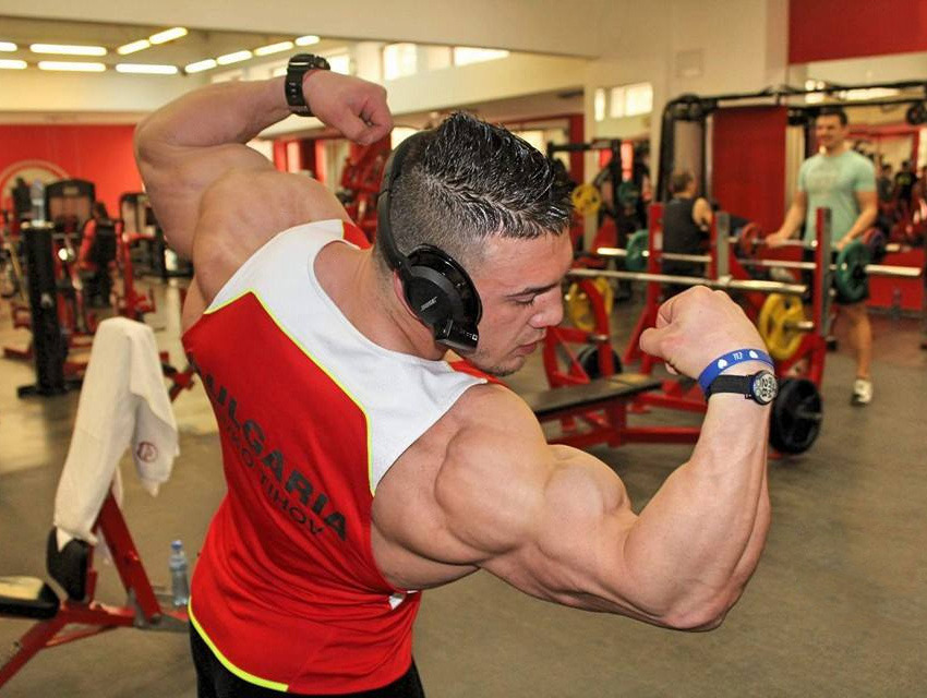 serbian-muscle-men:  Bulgarian bodybuilder Yovko More of his photos here -&gt;