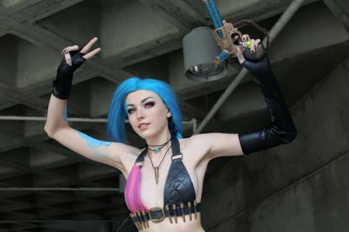 league-of-legends-sexy-girls:  Jinx Cosplay 