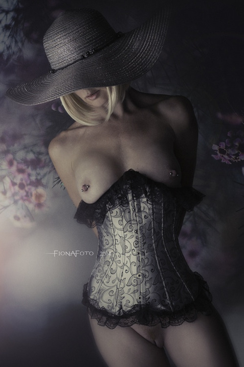 piercednipples: secondlifep:  Lovely piercings and corset. Source: Fionafoto  by fionafoto