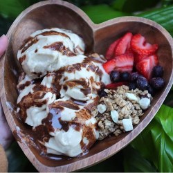 cleanandleaneatings:  This 💜 bowl😍 and not to mention this nice-cream 😋 yum check out @sadvegangirl s account and website their both great! #vegan #vegansofig #veganfoodshare #veganfood #veganfoodporn #paleo #fruit #vegetarian #hclf #hclfv #plantbased