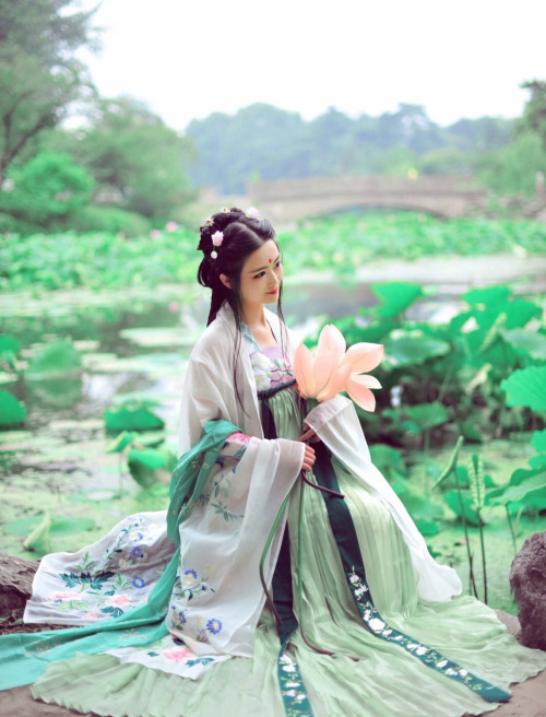 changan-moon: Traditional Chinese fashion, hanfu | Clothes 清辉阁 Photo 一只番茄吖