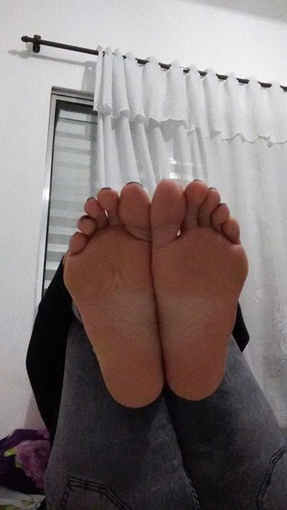 pezinhosbrasil:  √ Dios que es esto, estoy botando full esperma que rico gracias a estos diamantes
