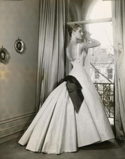 fashionsfromhistory:Leah McCartney by Athol Shmith, c.1954 (NGV)