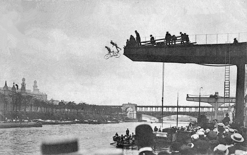 Le Saut de la Mort exécuté en tandem dans la Seine, par Peyrusson et Mme Garnier, Paris, le 12 septembre 1909.