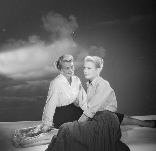 princessgracekelly1956: Grace Kelly &amp; her sister Lizanne, 1954. Photos by Jean Howard. (Amer