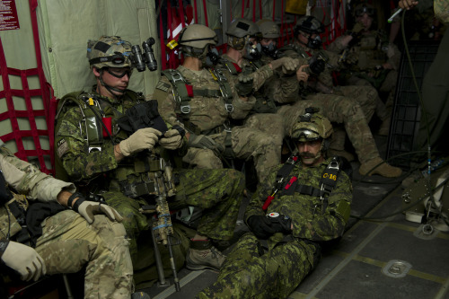 militaryarmament:  Soldiers from the Canadian Special Operations Regiment and Green Berets from the 7th Special Forces Group (Airborne) wait as a C-130 from the Royal Air Force reaches the altitude of 12,500 feet to conduct a high altitude low opening