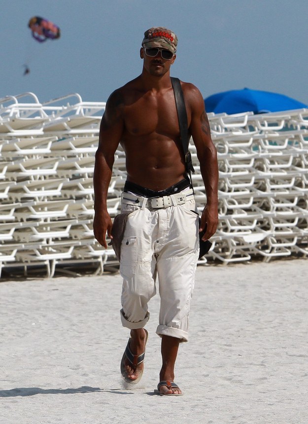 justjasper:  A Brief History Of Shemar Moore Walking On The Beach 