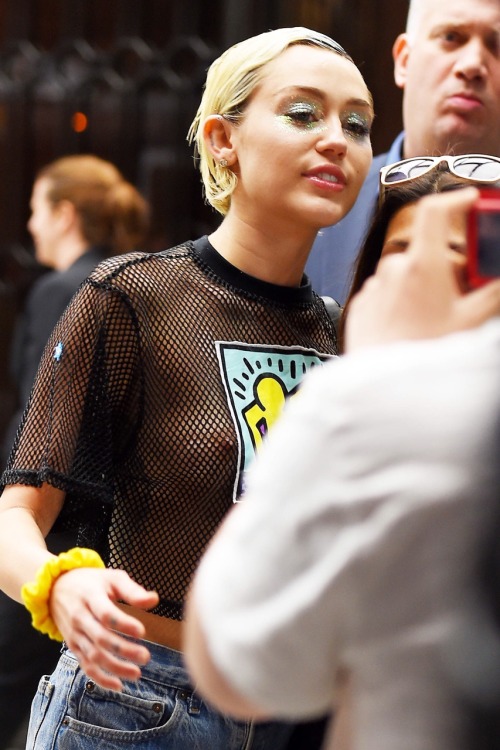 Sex : Miley Cyrus - see-thru shirt out in NYC. pictures