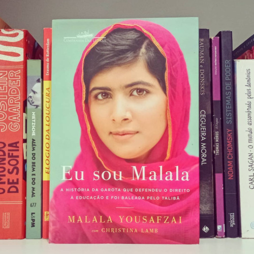 O livro conta a história de Malala Yousafzai, uma paquistanesa que levou um tiro na cabeça à queima-