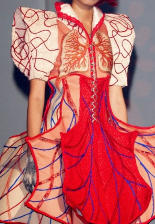 horrorlesbians:anatomy in fashionAnatomy-Inspired Look from Shih Chien University show; 陳俐瑾 / 林志純 / 楊淳如 (designers) + Vintage Intestines Bag by Cecilio Castrillo + Meret Oppenheim, Gloves + Jean Paul Gaultier Anatomy-Print Bodysuit