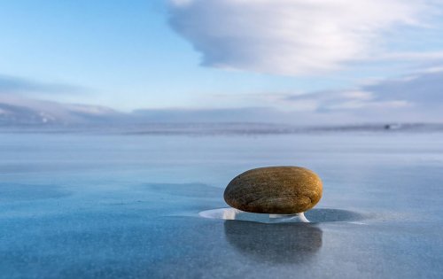 modmad:thisobscuredesireforbeauty:“Baikal Zen”: Rocks that have fallen on the ice of Lake Baikal are
