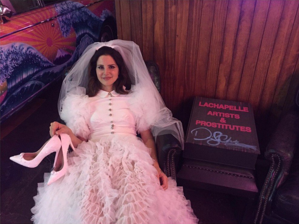 lanasdaily:Lana Del Rey behind the scenes of her photoshoot for Flaunt Magazine by