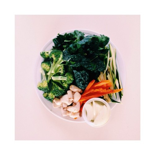 I like to prep my veges like this! Ready for this chicken and veg stirfry! #cleaneating #kale+carrot+mushrooms+spinach+zuchinni+broccoli #organic #healthy #instafood