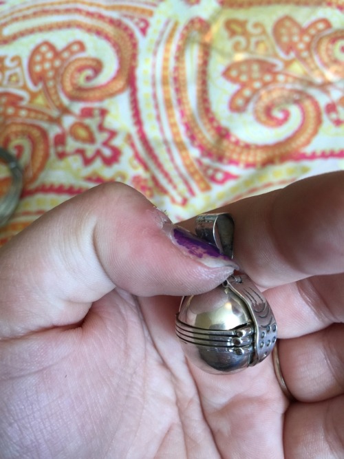 Porn Pics thenoodlebooty:Apparently this locket I found