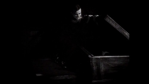 Dracula | 1931 | Tod BrowningThe ancient vampire Count Dracula arrives in England and begins to prey