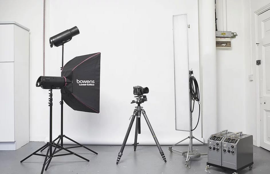 studiohire-photographic:  Secret Studio… Shhhhhh Converted warehouse 300 sq ft