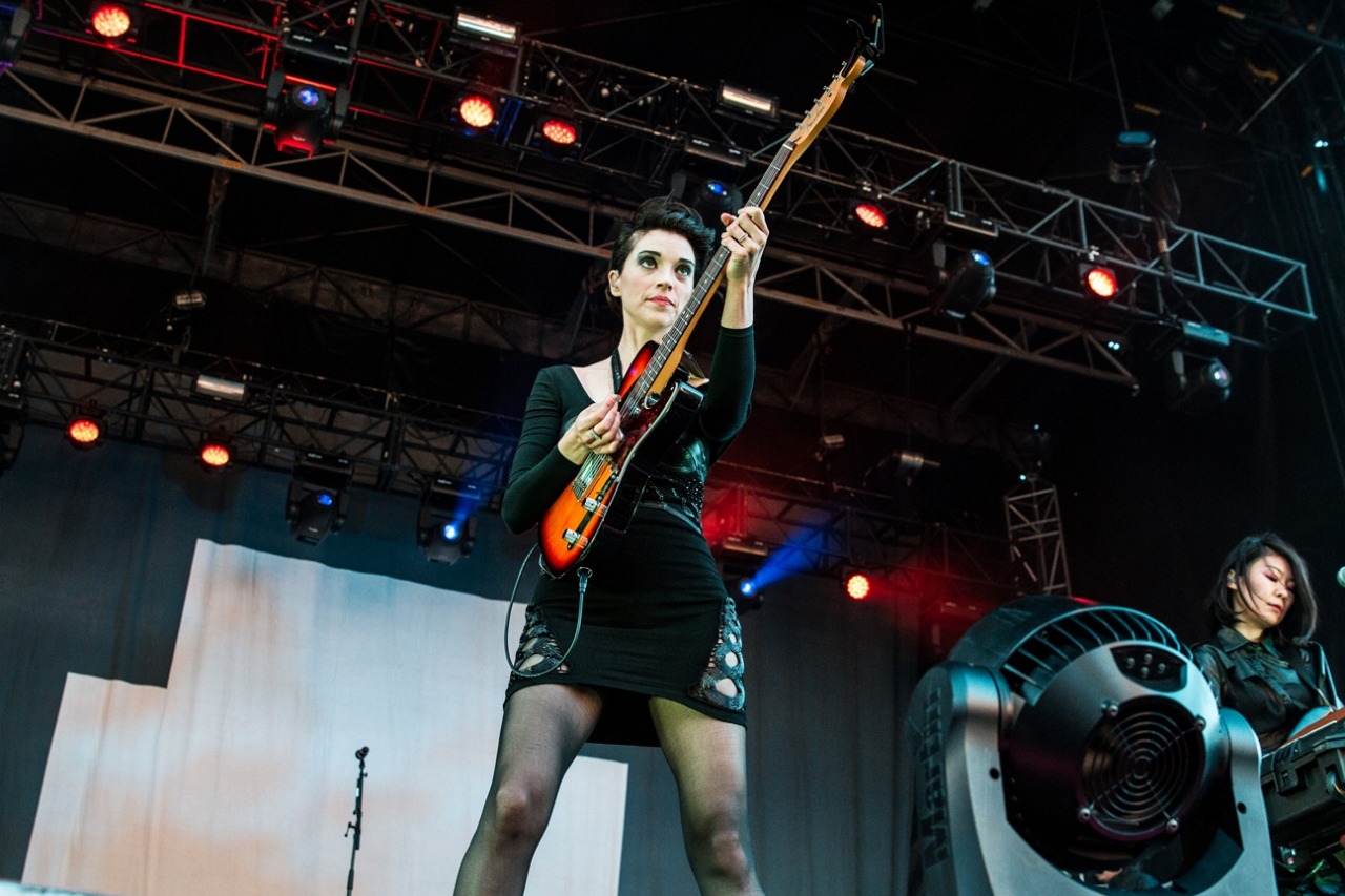 uptightcitizensbrigade:  Anne looking for the bae booty…St. Vincent playing the