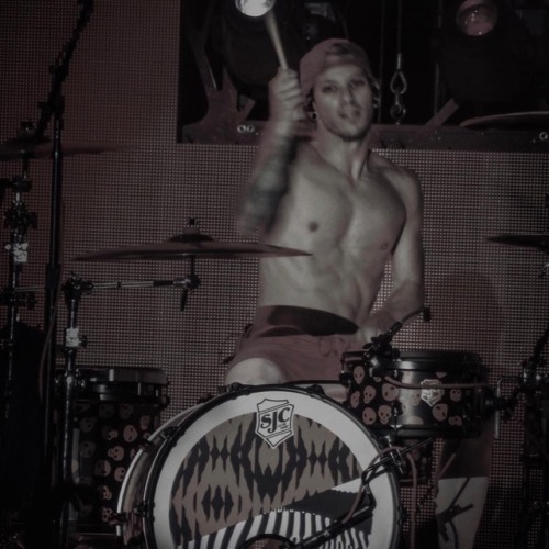 teeentyonepilots:“I am ready to see you now and look right into your phone cameras.” via joshuadun o