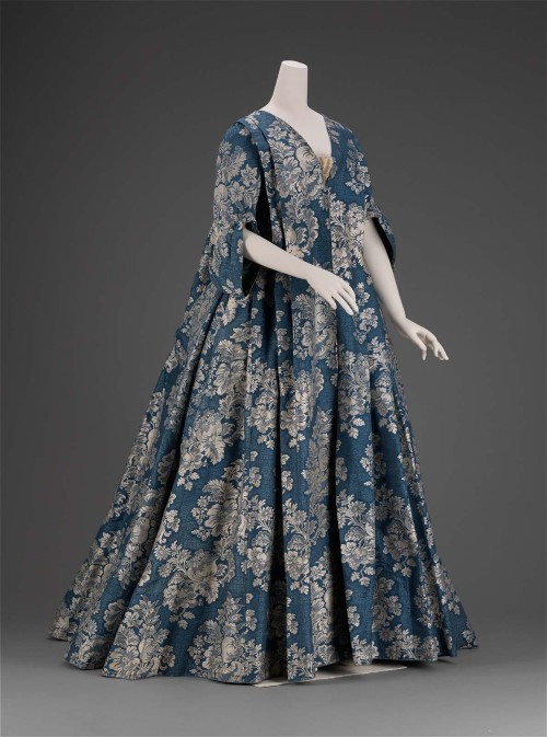 fashionsfromhistory: Robe Volante c.1730 Europe The robe volante, or flowing robe, featured by Watt