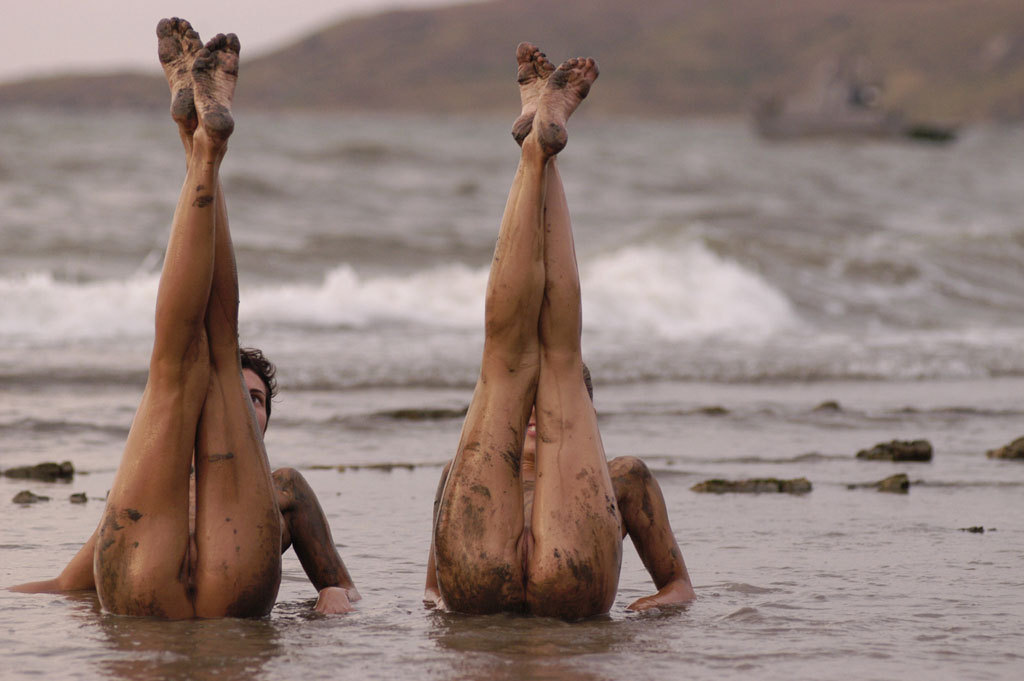 mostlyfemalefeet:  Dirty girls. Nice!! 