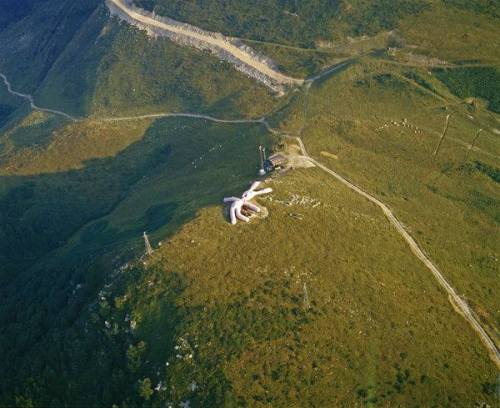 theawesomeadventurer:  coolthingoftheday:  In 2005, a group of artists in Italy built a giant 200-foot-long plushie rabbit in the countryside, and just left it there. It’s been there ever since.  (Source)  everything staysright where you left it 