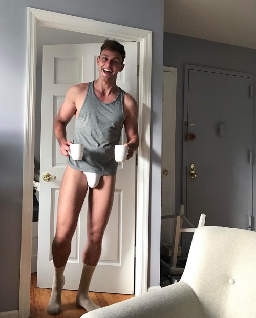 bi-collegedude-13: Good morning bro. Best way to wale up. In your underwear with a nice bulge and co