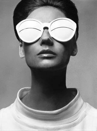 For when you’re THAT close to the sun.  Lunettes Eskimo by André Courrèges, 1965.  Photography by William Klein.