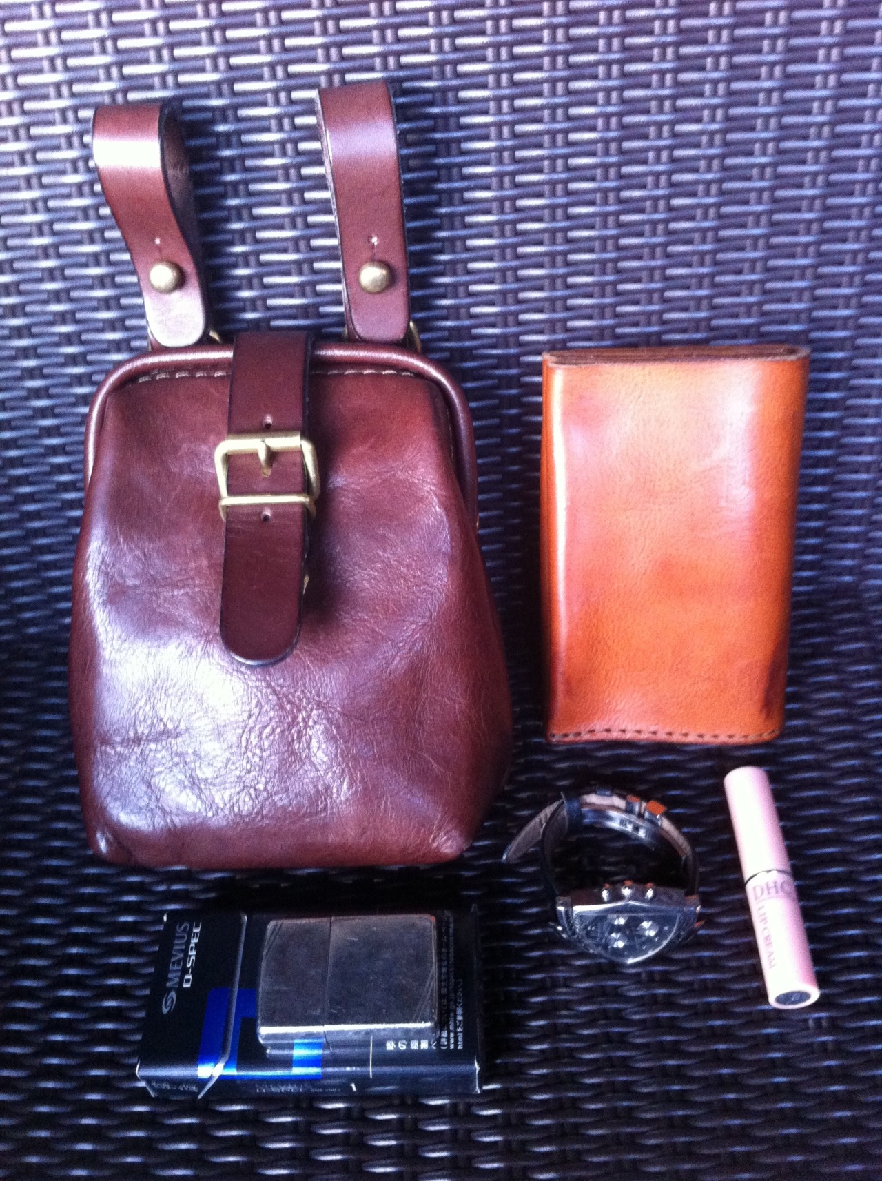 HERZと一緒の生活 — 口枠ベルトポーチのチョコとマチ付き二つ折り財布のMサイズです。 ...