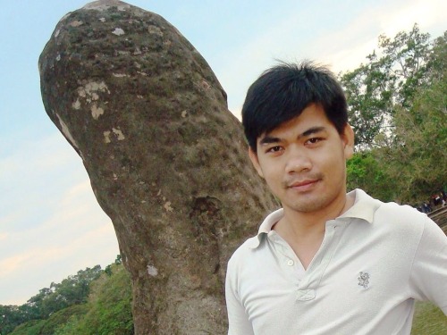 hengroth255: makara69: Cambodian bisexual guy, he’s married. cool