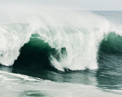 surfursparadise:  thomasprior:  Wave, California, 2015  insta @ halvornybo