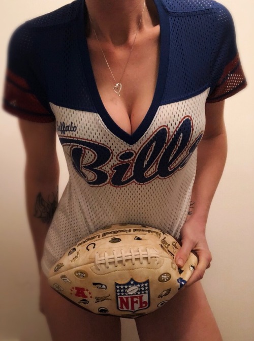 curiouswinekitten2: Happy Super Bowl Cleavage Sunday! One of the best days of the year❤️ @breezy2010