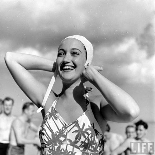 Dorothy Lamour goes swimming with soldiers in Hawaii(William C. Shrout. 1941)
